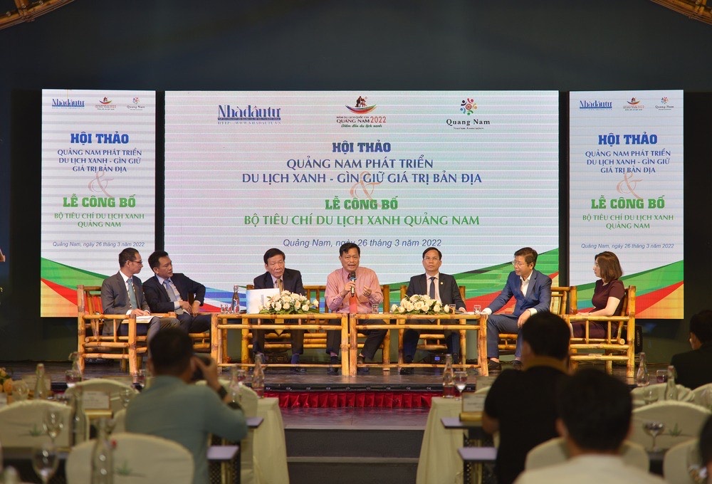 Vụ trưởng Vụ Lữ hành Tổng cục Du lịch Nguyễn Quý Phương (giữa) thảo luận tại Hội nghị